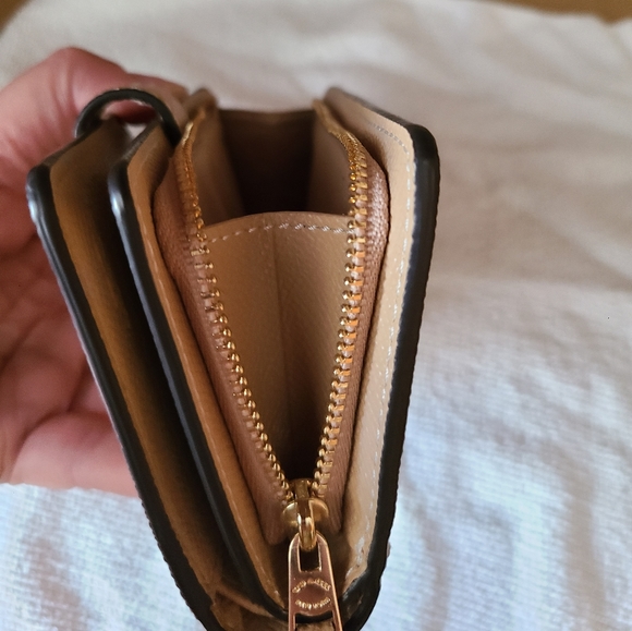 NWT COACH BEIGE WALLET. - Picture 9 of 10
